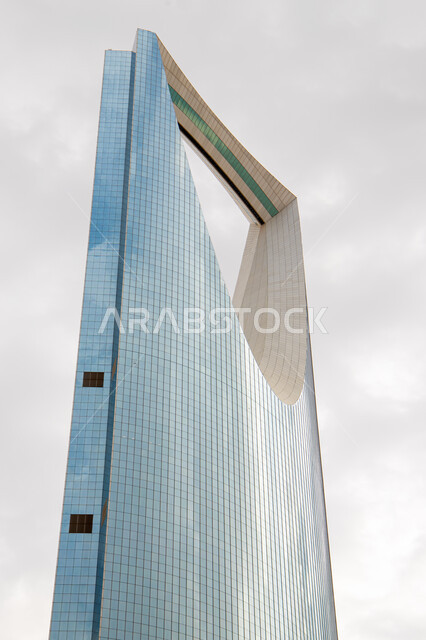 البناء الحديث والتصميم المتطور للأبراج وناطحات السحاب، صورة مقربة لبرج المملكة في مدينة الرياض، معالم وأماكن سياحية مشهورة في المملكة العربية السعودية، جذب السياح الأجانب إلى داخل السعوديه، منظر السحب البيضاء الكثيفة في السماء