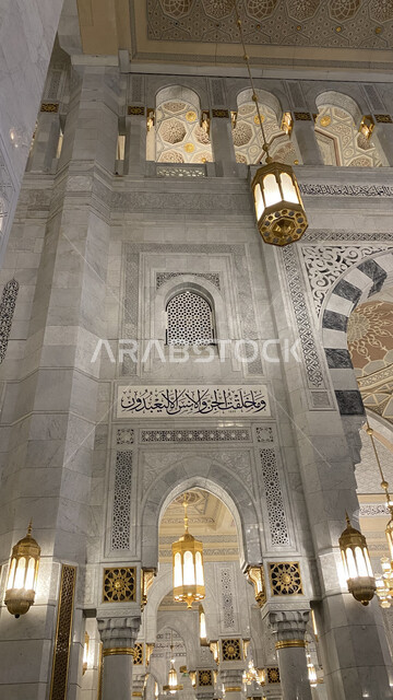 توسعه الملك عبدالله للحرم المكي الشريف في مكه المكرمه، الآيات القرآنية والمخطوطات الدينية بالخط العربي على الجدران الرخاميه للمسجد الحرام، صوره من الداخل للتصاميم والديكورات الاسلامية للأماكن الدينية المقدسة بالمملكه العربية السعودية.