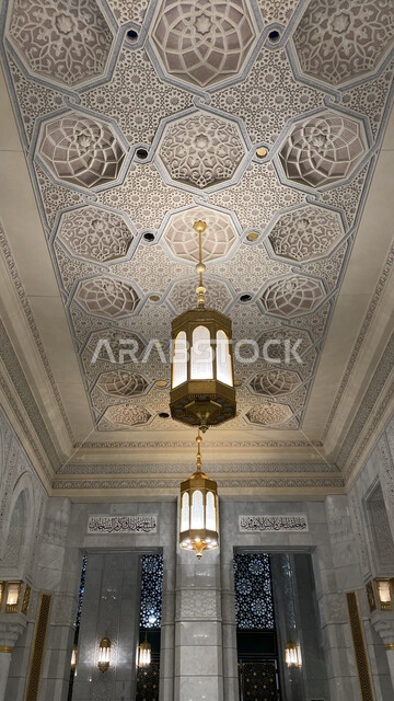 إدخال النجف على طراز الفوانيس العربيه العريقه والثريا في التصاميم المعماريه، الزخارف الجبسيه الاسلاميه الفاخره على الأسقف، صورة من داخل المسجد الحرام بمكة المكرمة بالمملكة العربية السعودية، معالم واماكن دينيه مقدسة، توسعة الملك عبدالله للحرم المكي الشريف.