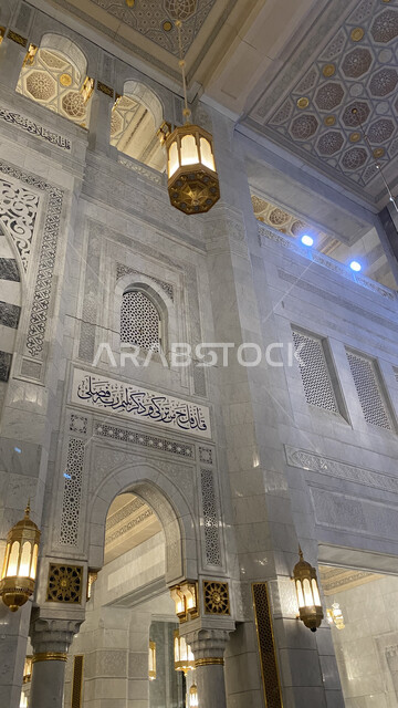 الآيات القرآنية والمخطوطات الدينية بالخط العربي على الجدران الرخاميه للمسجد الحرام، توسعه الملك عبدالله للحرم المكي الشريف في مكه المكرمه، صوره من الداخل للتصاميم والديكورات الاسلامية للأماكن الدينية المقدسة بالمملكه العربية السعودية.