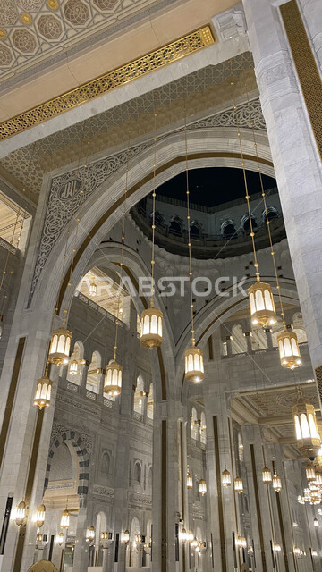 إضافه النجف والثريا إلى التصاميم الهندسيه المعماريه، إدخال الزخارف والديكورات من الطراز الإسلامي العريق، توسعة الملك عبدالله للحرم المكي الشريف، صورة من داخل المسجد الحرام في مكة المكرمة بالمملكة العربية السعودية، معالم واماكن إسلامية دينيه مقدسة.