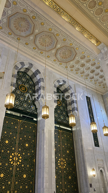 الأبواب المزخرفة والديكورات الداخلية في المسجد الحرام في مكة المكرمة، تفاصيل الفن الإسلامي في زوايا الحرم المكي الشريف، الهندسة المعمارية والنقوش والزخارف الاسلامية بطابع تاريخي قديم.