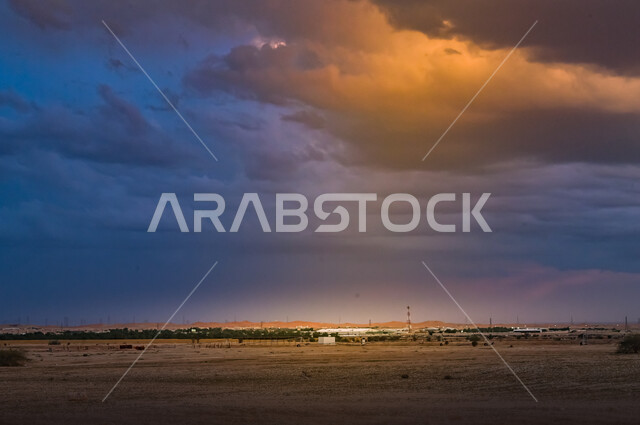 صحراء الرياض في المملكة العربية السعودية، الغيوم والسحب في السماء وقت غروب الشمس، المناظر الطبيعية في المناطق الصحراوية