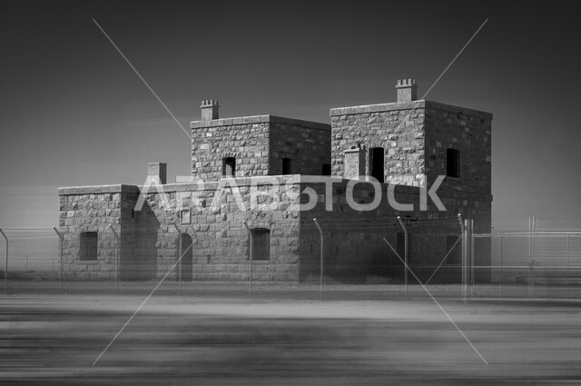 قلعة آثرية حجرية قديمة ذات فن معماري عربي عتيق في منطقة العلا في شمال غرب السعودية ، معالم سياحية عريقة بالمملكة العربية السعودية, التكوينات والتشكيلات الصخرية في مدينة العلا، صورة بالأبيض والأسود