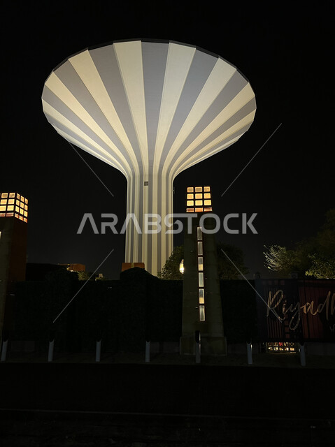 الفن الهندسي المعماري للمباني وناطحات السحاب والأبراج في السعودية, صورة مقربة لبرج المياه المخروطي المضاء ليلاً في حديقة الوطن في حي المربع, أماكن ومعالم سياحية تراثية مشهورة في الرياض, النمو العمراني والتطور لتنشيط حركة السياحة في المملكة