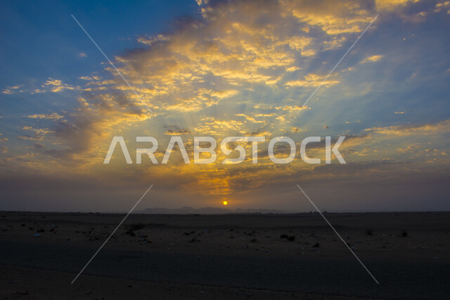 غياب ضوء الشمس خلف السحب البيضاء ,منظر تداخل الغيوم مع أشعة الشمس في سماء السعودية, الرمال والكثبان الرملية في الصحراء وقت الغروب, النباتات البريه و الشروق فوق البيئه  الصحراويه