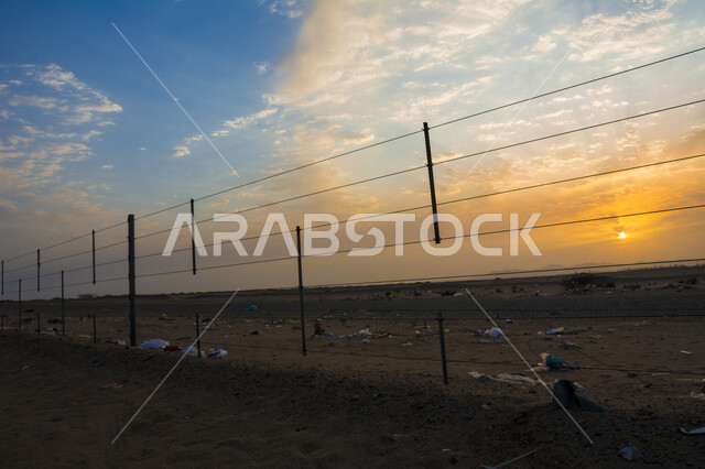 منظر تداخل الغيوم مع أشعة الشمس في سماء السعودية, غياب ضوء الشمس خلف السحب البيضاء , الرمال والكثبان الرملية في الصحراء وقت الغروب, النباتات البريه و الشروق فوق البيئه الصحراويه