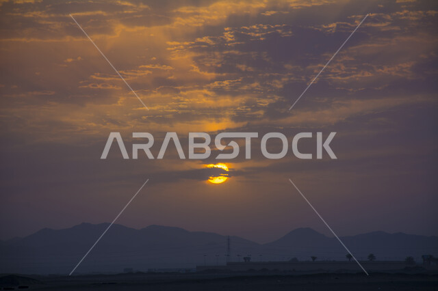 انعكاس رمال الصحراء الذهبية على السماء الملبدة بالغيوم في وقت الغروب , خلفية الطبيعة في المملكة العربية السعودية, تداخل وتجمع السحاب مع الأشعة الشمسية في فضاء السعودية, القمم والتشكيلات الجبلية في المناطق الصحراوية