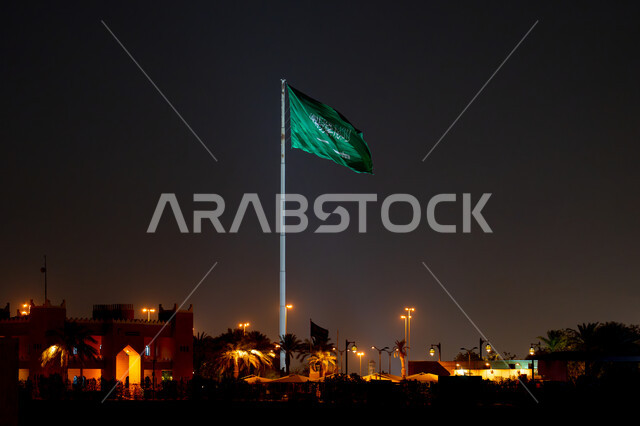 الفن الهندسي المعماري القديم للمباني والبيوت الأثرية الطينية في حي الطريف التاريخي، صوره ليليه لأكبر ساريه علم في منطقه الدرعيه في مدينه الرياض بالمملكه العربيه السعوديه، معالم أثرية تاريخية قديمة والأماكن السياحيه التراثيه.