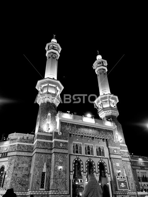 منارة الحرم المكي الشريف ليلا، صورة بالأبيض والأسود لمآذن المسجد الحرام في المملكة العربية السعودية، أماكن ومعالم دينية إسلامية مقدسة مشهورة، الفن الهندسي المعماري الإسلامي، العبادة والطاعة والتقرب إلى الله