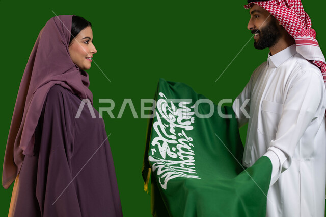 نظرات الحب والحنان، مشاعر الانتماء والحب للبلاد، بورتريه لرجل وامرأة عربيان خليجيان سعوديان يحتفلان بيوم العلم السعودي 11 مارس، ذكرى العيد الوطني 23 سبتمبر، اليوم الوطني السعودي، الأعياد والمناسبات الوطنية السعودية، الإخلاض والوفاء للمملكة، كروما، خلفية خضراء