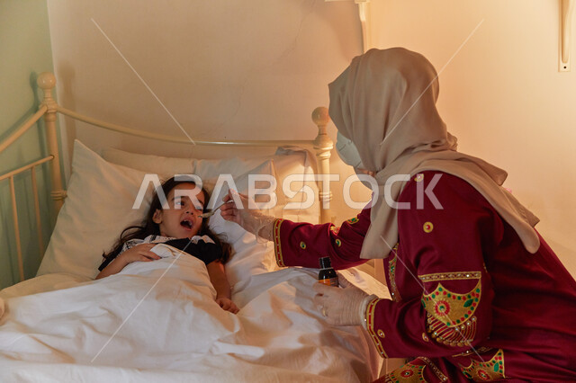 معاناة الأطفال أثناء مرضهم وأهمية استخدام الدواء بوصفه طبيه، اعتناء الأم بابنائها بحذر والوقاية لتجنب العدوى، طفله عربيه خليجيه إماراتية تعاني من المرض تقوم بتلقي الشراب المناسب من والدتها، الإنتظام بتناول الدواء في وقته الصحيح.