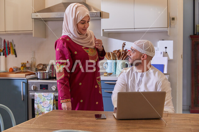 القيام بالعمل الأونلاين عبر جهاز الحاسوب من المنزل، إجراء مكالمات الفيديو، قضاء أوقات ممتعه في المطبخ، زوجان عربيان خليجيان اماراتيان يقومان بتصفح الأنترنت والبحث عن وصفات طبخ جديدة، متابعة أخبارمواقع التواصل الاجتماعي.