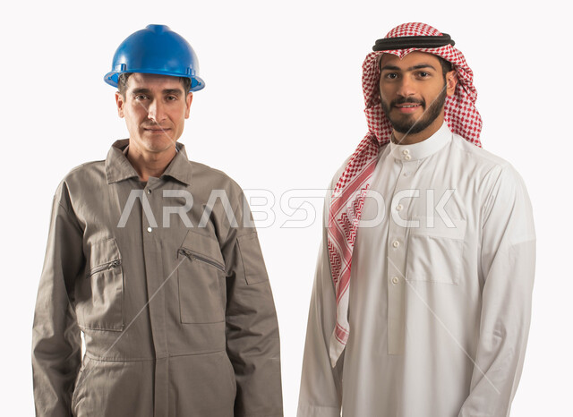 خدمات الإصلاح والصيانة, مهنة فني كهرباء, مهندس صيانة يعمل في القطاع الهندسي, بورتريه لرجل عربي خليجي سعودي يرتدي الثوب والشماغ التقليدي ينظر إلى الكاميرا, مهن ووظائف سعودية, المهارة واتقان العمل, خلفية بيضاء
