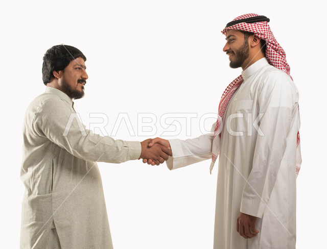 التعارف وبناء العلاقات الاجتماعية, السلام والتحية والاتفاق على انجاز المهام, بورتريه مقرب لشاب عربي خليجي سعودي مبتسم يرتدي الثوب والشماغ يصافح رجل سعودي, مهن ووظائف سعودية, الحرف اليدوية التقليدية, خلفية بيضاء