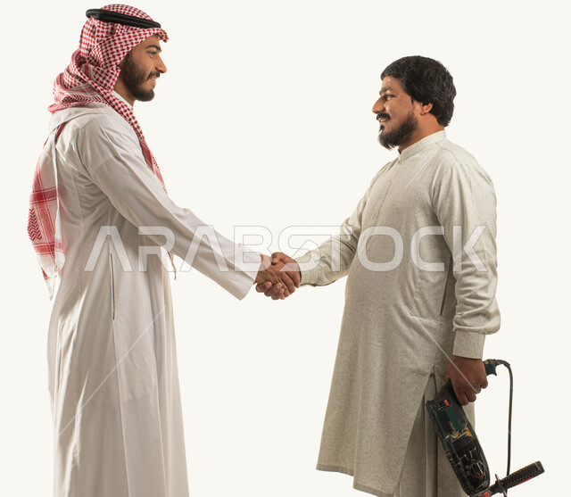 التعارف وبناء العلاقات الاجتماعية, الاتفاق على إنجاز مهام العمل, بورتريه لرجل عربي خليجي سعودي يرتدي الثوب والشماغ يصافح عامل الصيانة, استخدام المثقب الكهربائي في الإصلاح والصيانة الكهربائية, أدوات الحفر والتثقيب, حرف ومهن يدوية, خلفية بيضاء