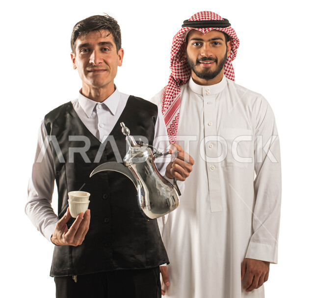 منتج محلي وطني سعودي ،تقديم المشروبات الساخنة في المقاهي والكافيهات ،حسن الضيافه والاستقبال، بورتريه لنادل عربي سعودي خليجي يرتدي اللباس الخاص بالعمل يقف بجانب رجل سعودي يرتدي الثوب والزي التقليدي وينظران إلى الكاميرا ،خلفية بيضاء