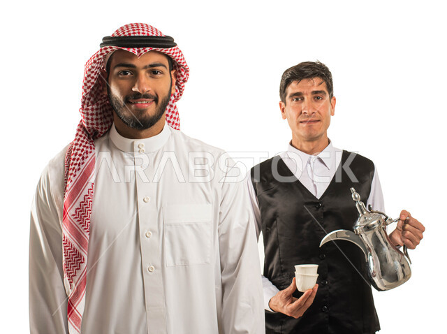 حسن الضيافه والاستقبال، تقديم المشروبات الساخنة في المقاهي والكافيهات ، بورتريه مقرب لرجل عربي سعودي خليجي يرتدي الثوب والزي التقليدي يقف بجانب نادل سعودي يرتدي اللباس الخاص بالعمل وينظران إلى الكاميرا ،خلفية بيضاء