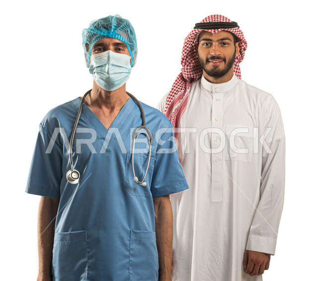 التشخيص السريع و الفحص الطبي، أداء الواجبات الطبيه بجودة عالية ، بورتريه لطبيب عربي سعودي خليجي يرتدي اللباس الخاص بالطب يقف بجانب مريض سعودي يرتدي الثوب والزي التقليدي وينظران إلى الكاميرا، إجراء الفحوصات الطبية الدورية، خلفية بيضاء