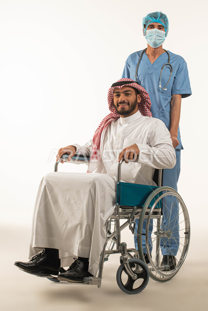 النظر إلى الكاميرا بإيماءات السرور، الحفاظ على صحة أصحاب الهمم ،معدات و أجهزه تساعد على الحركه, طبيب سعودي يرتدي الزي الخاص بالعمل يساعد مريض مقعد يجلس على كرسي متحرك بالحركة , بورتريه لرجل عربي سعودي خليجي يرتدي الزي التقليدي، خلفية بيضاء
