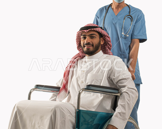 الحفاظ على صحة أصحاب الهمم ،معدات و أجهزه تساعد على الحركه, طبيب سعودي يرتدي الزي الخاص بالعمل يساعد مريض مقعد يجلس على كرسي متحرك بالحركة , بورتريه مقرب لرجل عربي سعودي خليجي يرتدي الزي التقليدي ينظر إلى الكاميرا بإيماءات السرور، خلفية بيضاء