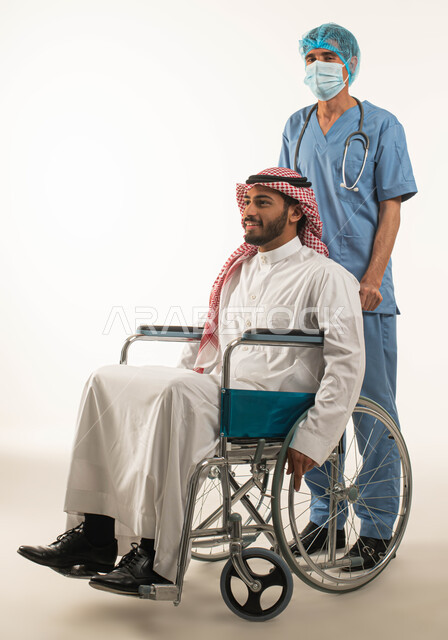 تأمين حياة أفضل لأصحاب الهمم و الحفاظ على صحتهم بالفحوصات الطبيه الدورية, معدات و أجهزه تساعد على الحركه, طبيب سعودي يرتدي الزي الخاص بالعمل يساعد مريض مقعد يجلس على كرسي متحرك بالحركة , بورتريه مقرب لرجل عربي سعودي خليجي يرتدي الزي التقليدي، خلفية بيضاء