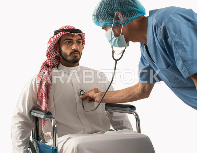 مريض مقعد يجلس على كرسي متحرك في زيارة للطبيب, تأمين معدات و أجهزه تساعد على الحركه, تحسين حياة أصحاب الهمم و الحفاظ على صحتهم بالفحوصات الطبيه الدورية, سماع نبضات القلب من خلال السماعه، بورتريه مقرب لرجل عربي سعودي خليجي يرتدي الزي التقليدي، خلفية بيضاء