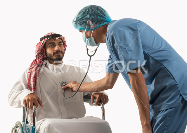 سماع نبضات القلب من خلال السماعه، مريض مقعد يجلس على كرسي متحرك في زيارة للطبيب, تأمين أجهزة ومعدات تساعد على الحركه, تحسين حياة أصحاب الهمم والحفاظ على صحتهم بالفحوصات الطبيه الدورية, بورتريه لرجل عربي سعودي خليجي يرتدي الزي التقليدي، خلفية بيضاء