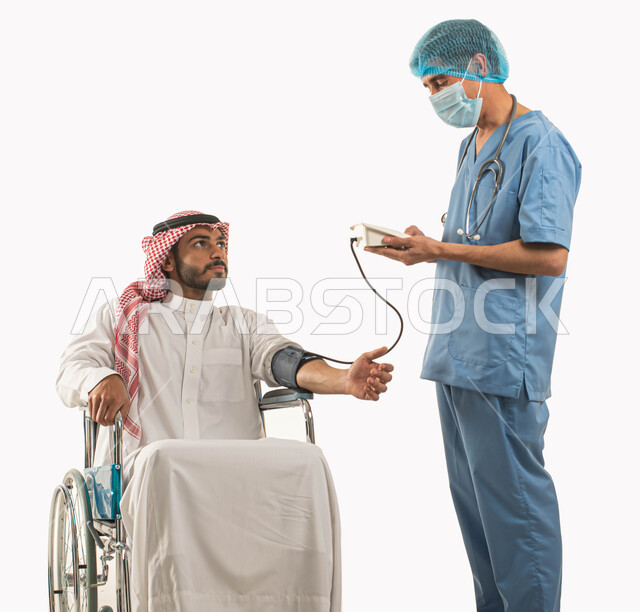 تأمين أجهزة ومعدات تساعد على الحركه, تحسين حياة أصحاب الهمم والحفاظ على صحتهم بالفحوصات الطبيه الدورية, جهاز خاص لقياس ضغط الدم للمرضى, مريض مقعد يجلس على كرسي متحرك في زيارة للطبيب, بورتريه لرجل عربي سعودي خليجي يرتدي الزي التقليدي، خلفية بيضاء