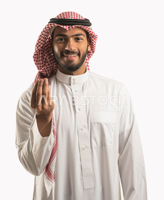 الهدوء وطلب التوقف، بورتريه لرجل عربي خليجي سعودي يرتدي الثوب التقليدي والشماغ وينظر الى الكاميرا بسرور وسعادة، الاشارة بإيماءات الصبر والتأن والتريث، إمهال الوقت والإنتظار للقيام بشيء ما، خلفية بيضاء