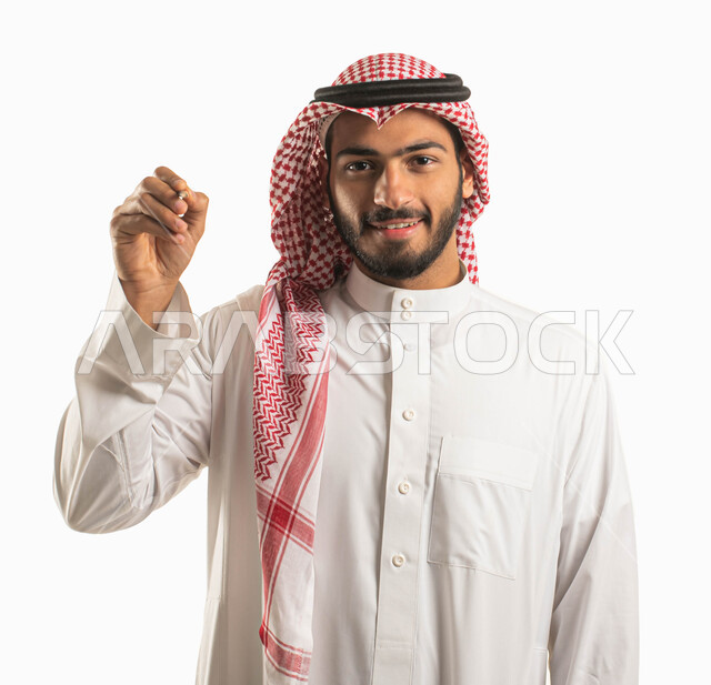 الرسم و التحديد و الإشارة, بورتريه لرجل مبتسم عربي سعودي خليجي يرتدي الثوب و الشماغ التقليدي, الإستعداد للكتابة وتحديد شيء ما, إيماءات يدين تدل على الإمساك بعنصر ما, التعليم في المملكة العربية السعودية, خلفية بيضاء .