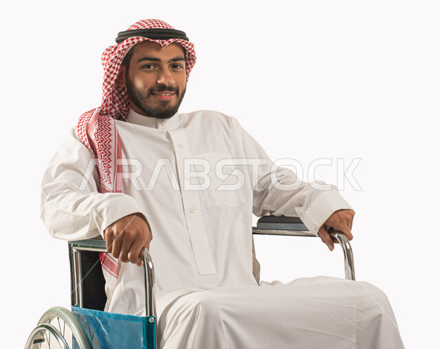 تحسين حياة أصحاب الهمم وتأمين احتياجاتهم الخاصة, ايماءات التفاؤل بالحياة المستقبلية, مريض مقعد يجلس على كرسي متحرك, تأمين أجهزة ومعدات تساعد على الحركة, بورتريه مقرب لرجل عربي سعودي خليجي يرتدي الشماغ والثوب التقليدي متفائل بالحياة المستقبلية, خلفية بيضاء