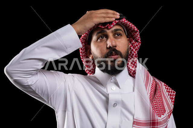 دعم الاشخاص و تقديم المساعدة، ايماءات وجه وفم تدل على الضجر والملل، تعابير الاحترام والتقدير، بورتريه مقرب لمواطن عربي خليجي سعودي يرتدي الثوب التقليدي والشماغ ويضع يده على رأسه وينظر للأعلى لشيء ما، خلفية سوداء