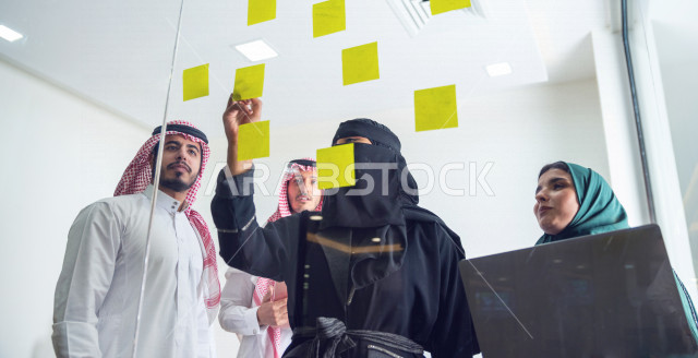 اجتماع اداري مع مجموعة من الأشخاص السعوديين الخليجيين ، اجتماع رجال اعمال و سيدات اعمال سويا داخل الشركة ، تدوين الملاحظات والمهام على الورق ، المشاركة في تحديد الاهداف  ، فريق العمل ، شركة سعودية