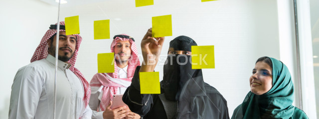 اجتماع اداري مع مجموعة من الأشخاص السعوديين الخليجيين ، اجتماع رجال اعمال و سيدات اعمال سويا داخل الشركة ، تدوين الملاحظات والمهام على الورق ، المشاركة في تحديد الاهداف  ، فريق العمل ، شركة سعودية