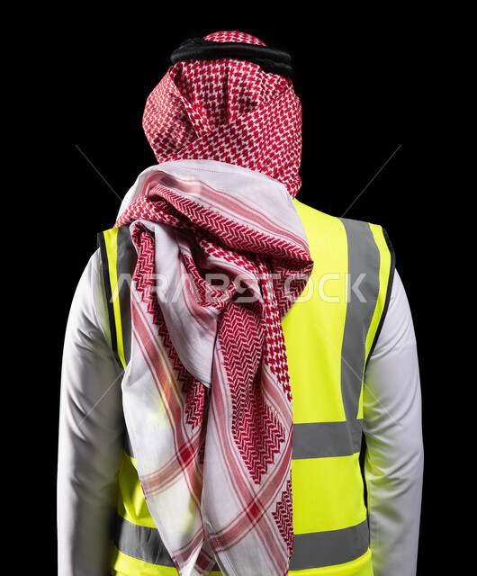 تطور ونمو القطاع الهندسي في السعودية، بورتريه من الخلف لمهندس عربي خليجي سعودي يرتدي الشماغ وسترة الحماية الخاصة بالعمل، العمل على المشاريع الهندسية ومتابعتها، مفهوم الهندسة والمهن والوظائف الهندسية، خلفية سوداء