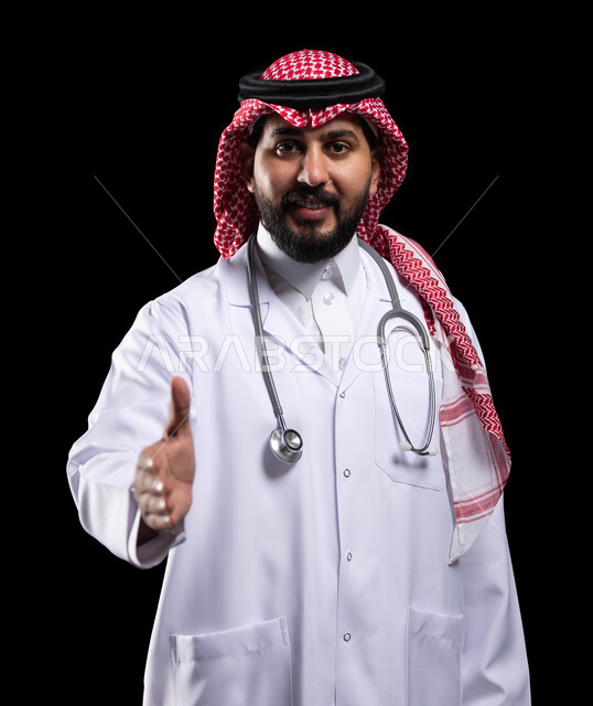 مهن ووظائف سعودية، ايماءات التحية والسلام، تقديم الخدمات والاستشارات الطبية، بورتريه مقرب لطبيب عربي خليجي سعودي مبتسم يرتدي المعطف الطبي يمد يده إلى الأمام بحركات المصافحة و الاستقبال، العمل في القطاع الصحي ،خلفية سوداء