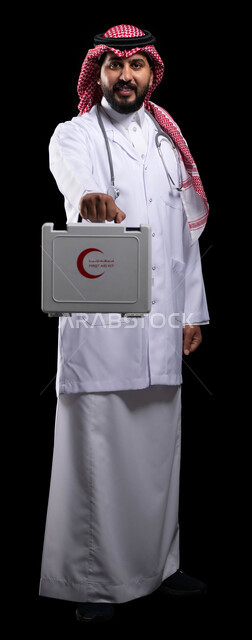 التعامل مع الإصابات الشائعة وحالات الطوارئ، تقديم الخدمات الصحية الطارئة للمرضى، بورتريه لطبيب عربي سعودي خليجي يرتدي الثوب التقليدي و المعطف الطبي يحمل بيده حقيبة الاسعافات الأولية، الأدوات والمعدات الطبية اللازمة، صورة الجسم بالطول الكامل، خلفية سوداء