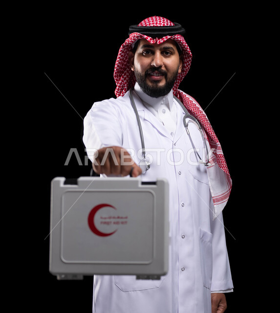 مبادئ التعامل مع حالات الطوارئ، تقديم الخدمات الصحية الطارئة للمرضى، بورتريه لطبيب عربي سعودي خليجي يرتدي الثوب التقليدي و المعطف الطبي يحمل بيده حقيبة الاسعافات الأولية، الأدوات والمعدات الطبية اللازمة، العمل في القطاع الصحي، خلفية سوداء