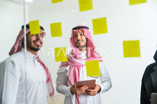 اجتماع اداري مع مجموعة من الأشخاص السعوديين الخليجيين ، اجتماع رجال اعمال و سيدات اعمال سويا داخل الشركة ، تدوين الملاحظات والمهام على الورق ، المشاركة في تحديد الاهداف  ، فريق العمل ، شركة سعودية