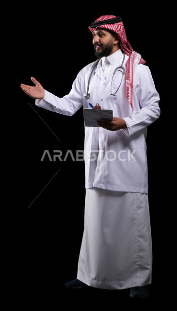 ايماءات الترحيب بالمرضى وطلب الجلوس، إعداد التقارير الطبية، حسن التعامل مع المراجعين، بورتريه مقرب لطبيب عربي خليجي سعودي يرتدي الثوب التقليدي و المعطف الطبي ويحمل بيده نتائج الفحوصات، بث الطمانينة في نفوس الناس، صورة الجسم بالطول الكامل، خلفية سوداء