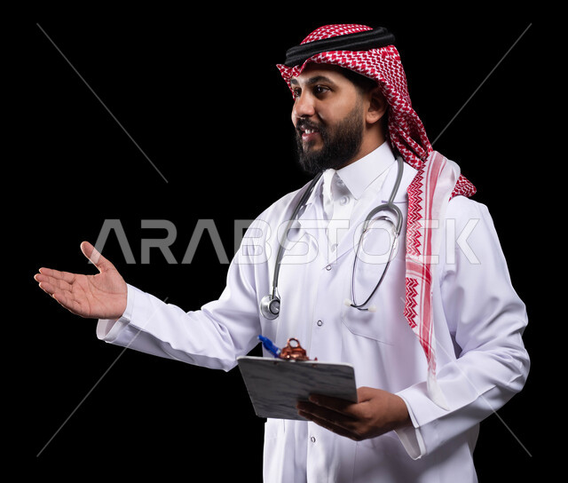 حسن التعامل مع المراجعين، ايماءات الترحيب بالمرضى وطلب الجلوس، تقديم الاخبار السارة عن حالة المريض، بورتريه مقرب لطبيب عربي خليجي سعودي يرتدي الثوب التقليدي و المعطف الطبي ويحمل بيده ملفات المرضى، بث الطمانينة في نفوس الناس، خلفية سوداء