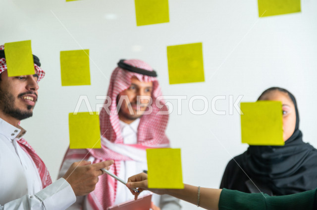 اجتماع اداري مع مجموعة من الأشخاص السعوديين الخليجيين ، اجتماع رجال اعمال و سيدات اعمال سويا داخل الشركة ، تدوين الملاحظات والمهام على الورق ، المشاركة في تحديد الاهداف  ، فريق العمل ، شركة سعودية