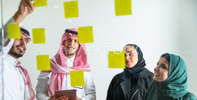 اجتماع اداري مع مجموعة من الأشخاص السعوديين الخليجيين ، اجتماع رجال اعمال و سيدات اعمال سويا داخل الشركة ، تدوين الملاحظات والمهام على الورق ، المشاركة في تحديد الاهداف  ، فريق العمل ، شركة سعودية