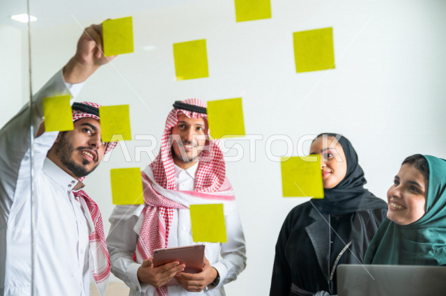 اجتماع اداري مع مجموعة من الأشخاص السعوديين الخليجيين ، اجتماع رجال اعمال و سيدات اعمال سويا داخل الشركة ، تدوين الملاحظات والمهام على الورق ، المشاركة في تحديد الاهداف  ، فريق العمل ، شركة سعودية