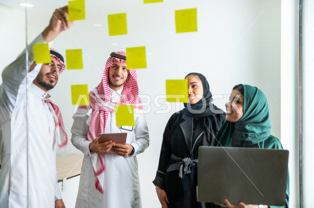 اجتماع اداري مع مجموعة من الأشخاص السعوديين الخليجيين ، اجتماع رجال اعمال و سيدات اعمال سويا داخل الشركة ، تدوين الملاحظات والمهام على الورق ، المشاركة في تحديد الاهداف  ، فريق العمل ، شركة سعودية
