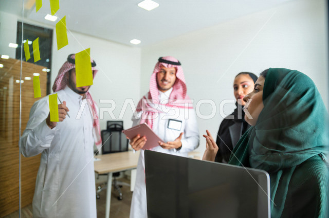 اجتماع اداري مع مجموعة من الأشخاص السعوديين الخليجيين ، اجتماع رجال اعمال و سيدات اعمال سويا داخل الشركة ، تدوين الملاحظات والمهام على الورق ، المشاركة في تحديد الاهداف  ، فريق العمل ، شركة سعودية