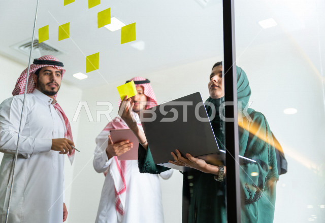 اجتماع اداري مع مجموعة من الأشخاص السعوديين الخليجيين ، اجتماع رجال اعمال و سيدات اعمال سويا داخل الشركة ، تدوين الملاحظات والمهام على الورق ، المشاركة في تحديد الاهداف  ، فريق العمل ، شركة سعودية