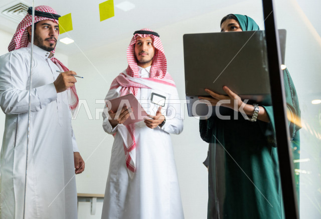 اجتماع اداري مع مجموعة من الأشخاص السعوديين الخليجيين ، اجتماع رجال اعمال و سيدات اعمال سويا داخل الشركة ، تدوين الملاحظات والمهام على الورق ، المشاركة في تحديد الاهداف  ، فريق العمل ، شركة سعودية