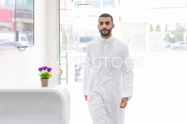 زبون سعودي خليجي لحظة دخوله محل صالون حلاقة ، يستعد للحصول على مظهر انيق و رائع ، الاهتمام بالمظهر الخارجي